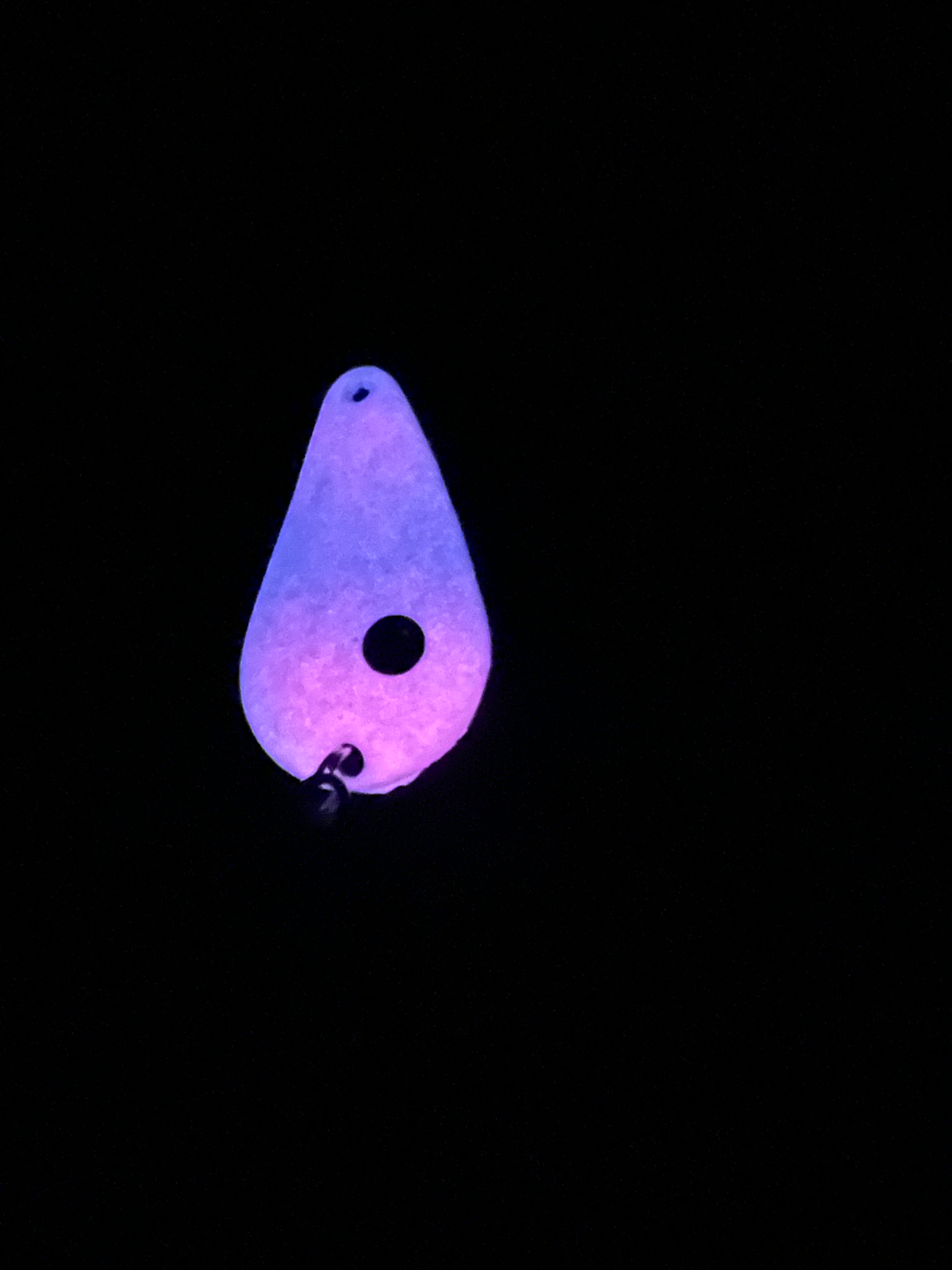 Super Glow TJ Bobbler leuchtend violett mit Öse und zwei Drillingen