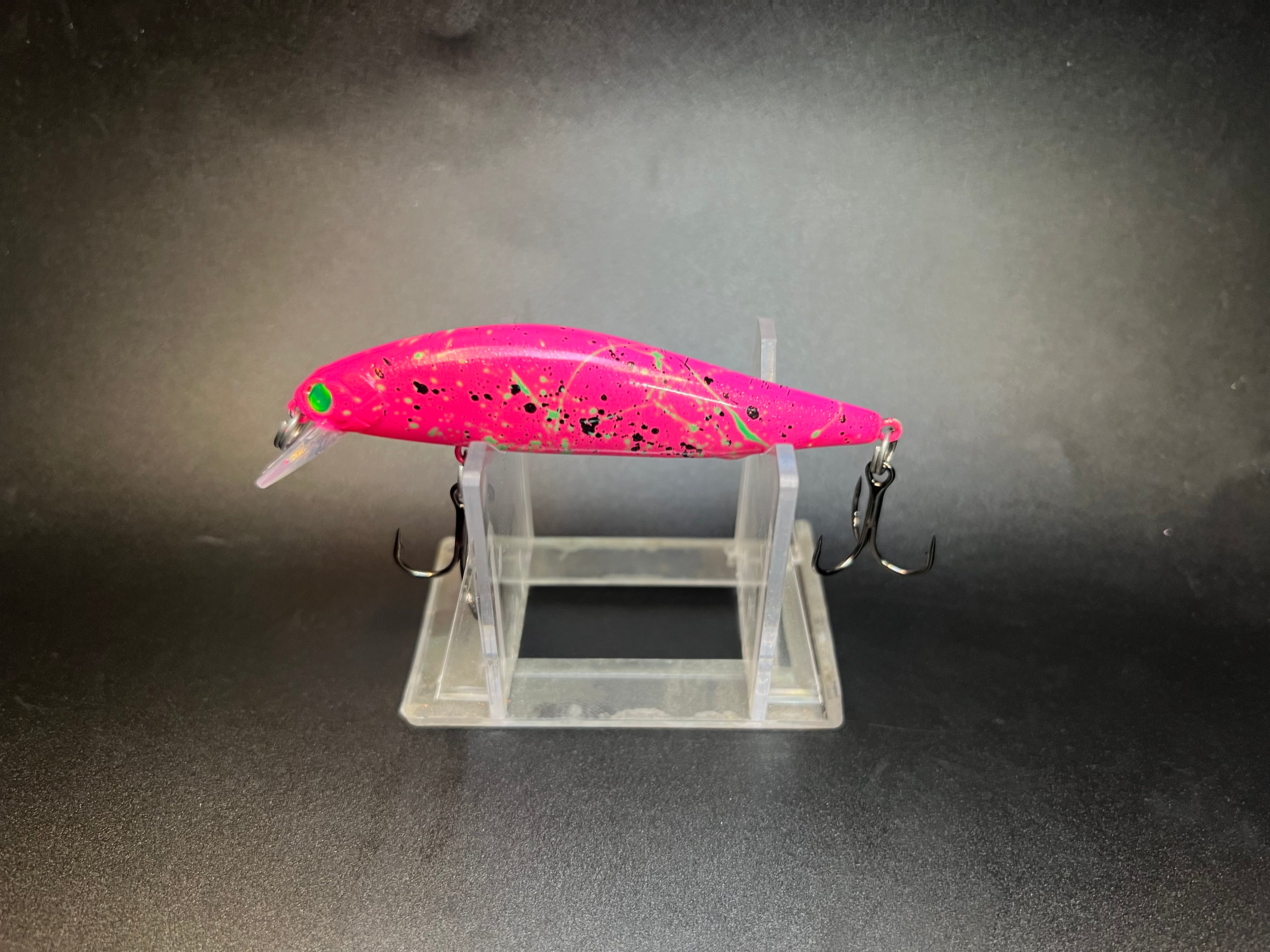 Lisa Crankbait UV 3.5 in jerkbait, pink con occhi verdi e puntini neri