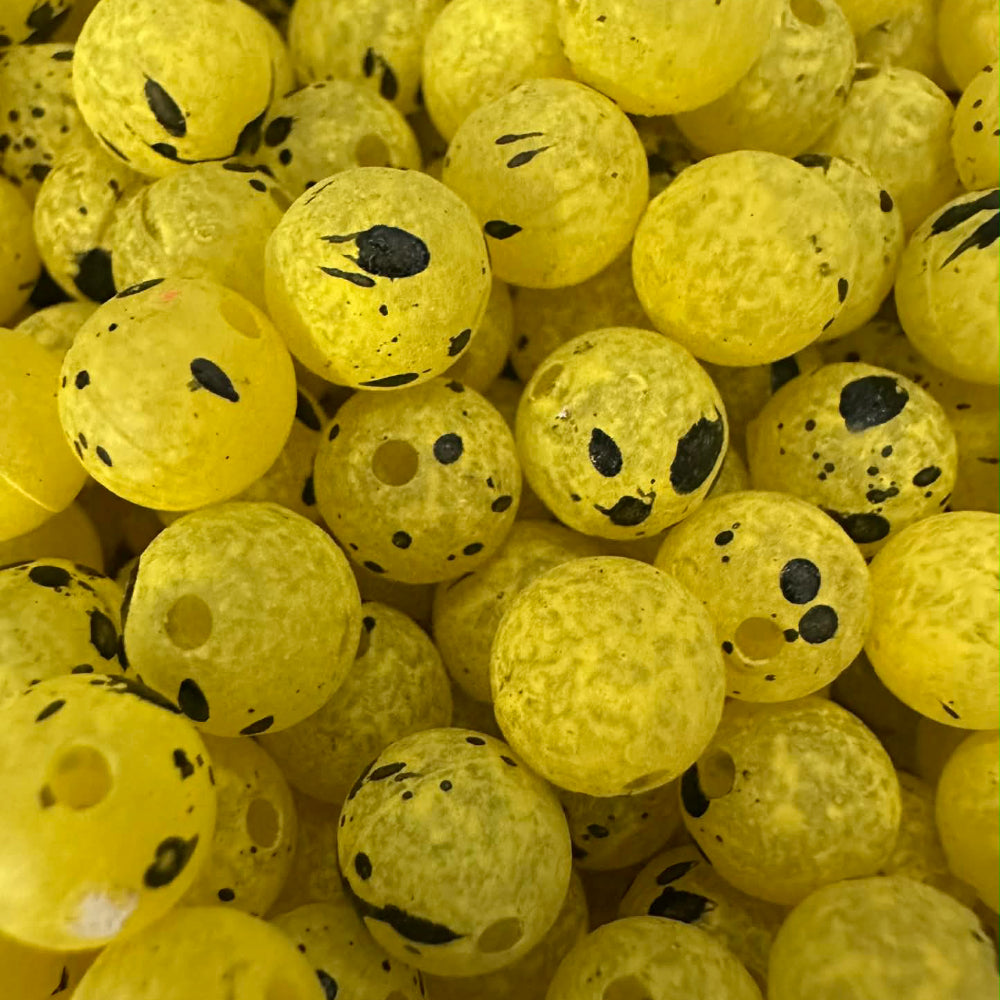 UV-glow fishing beads in yellow with black spotted face design