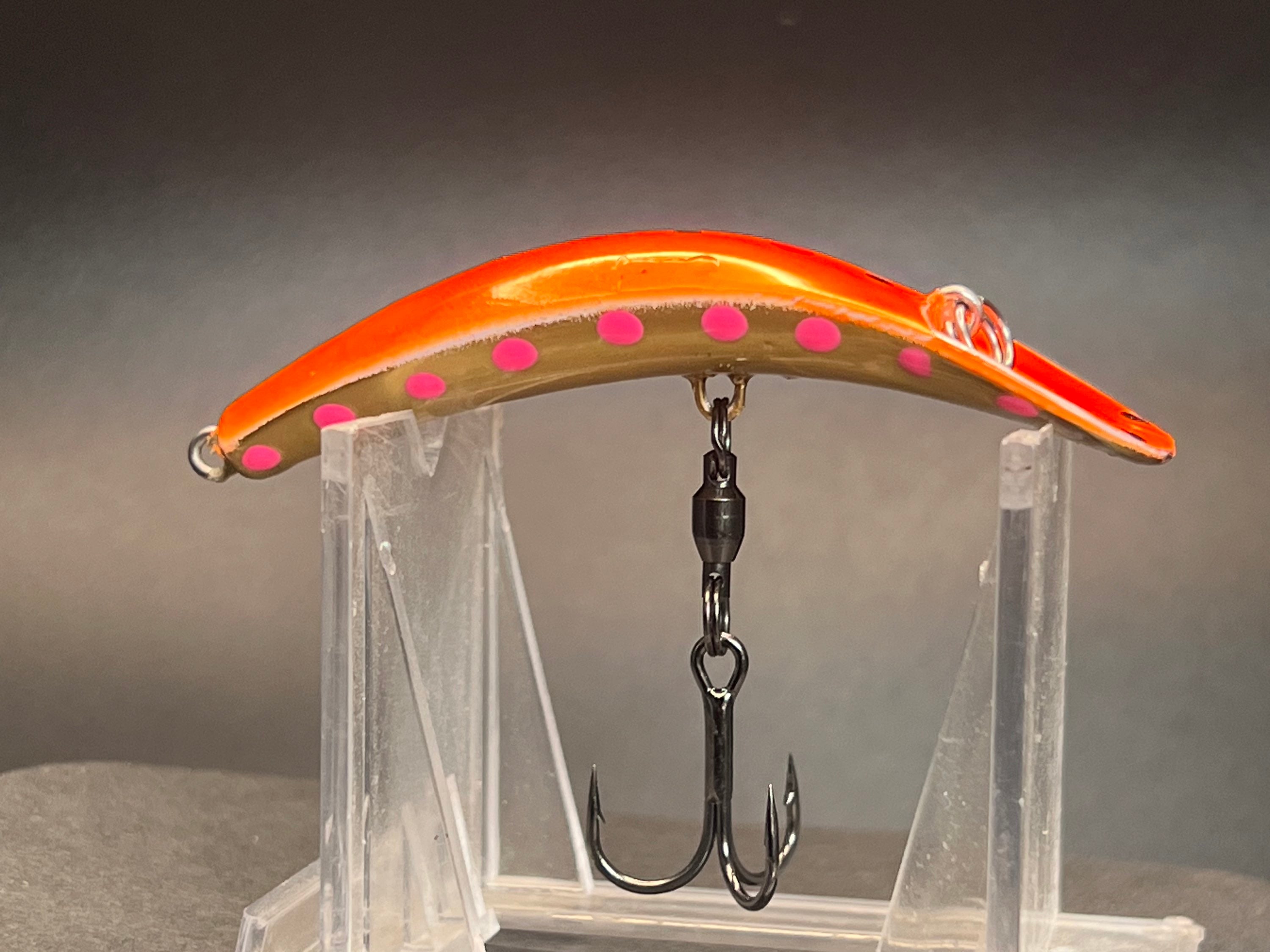 Orange lure with pink dot stripe, metal lip, and front treble hook