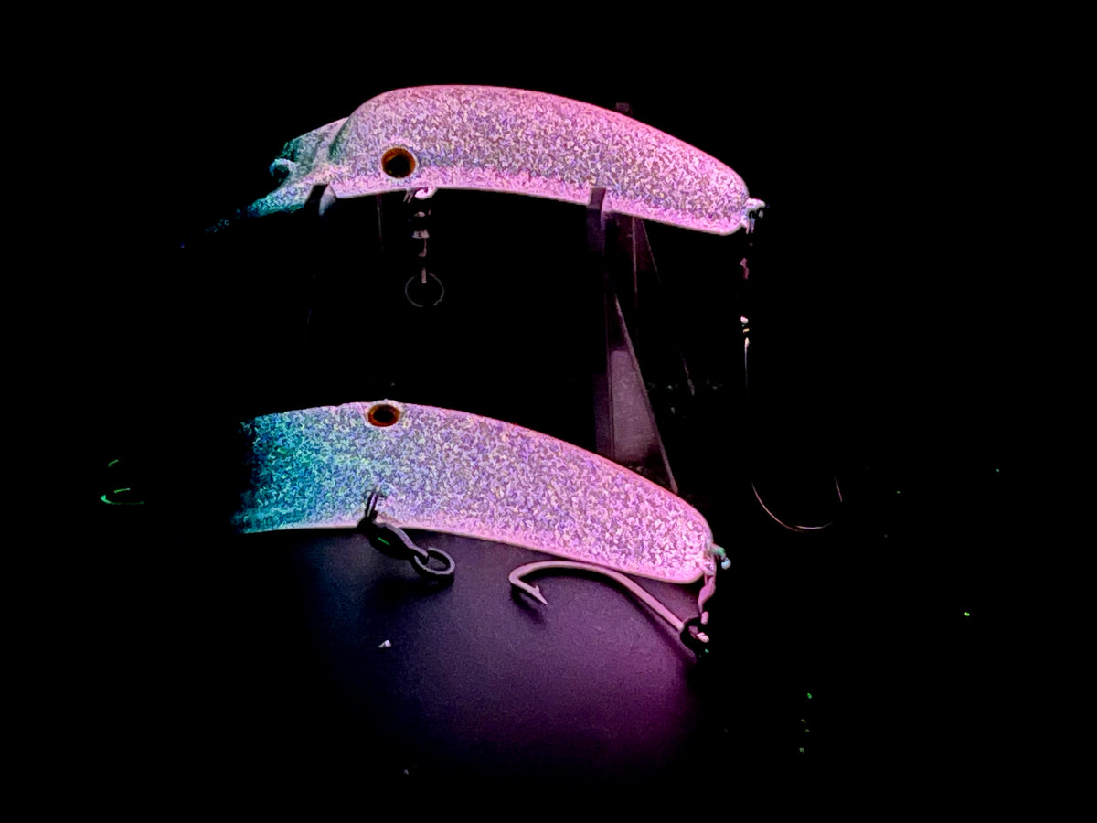 Pink glitter fishing plug lure with treble hooks, lip and split ring details
