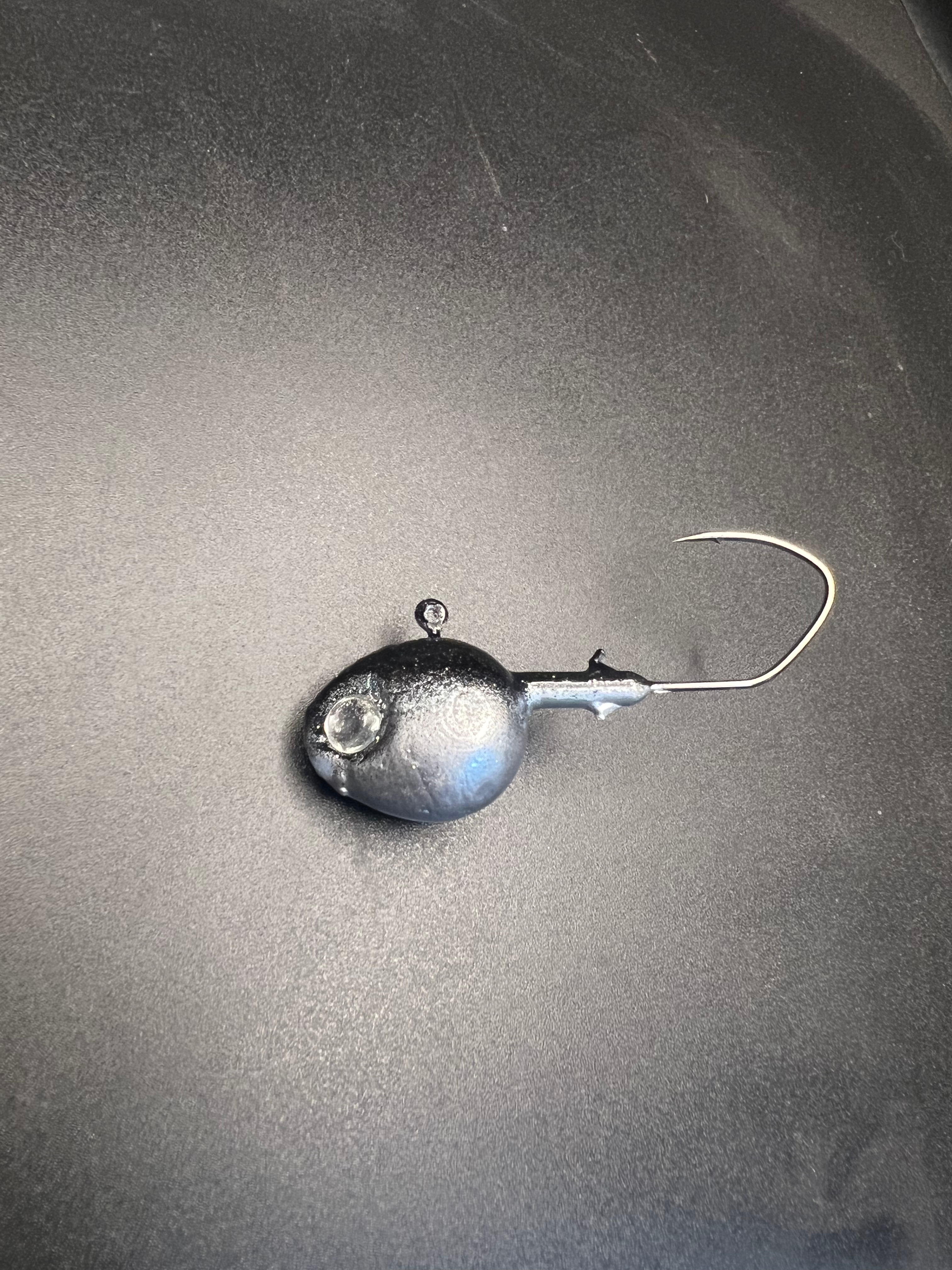 UV Walleye Jig mit silbergrauem Jigkopf und schwarzem Auge, 1 Haken