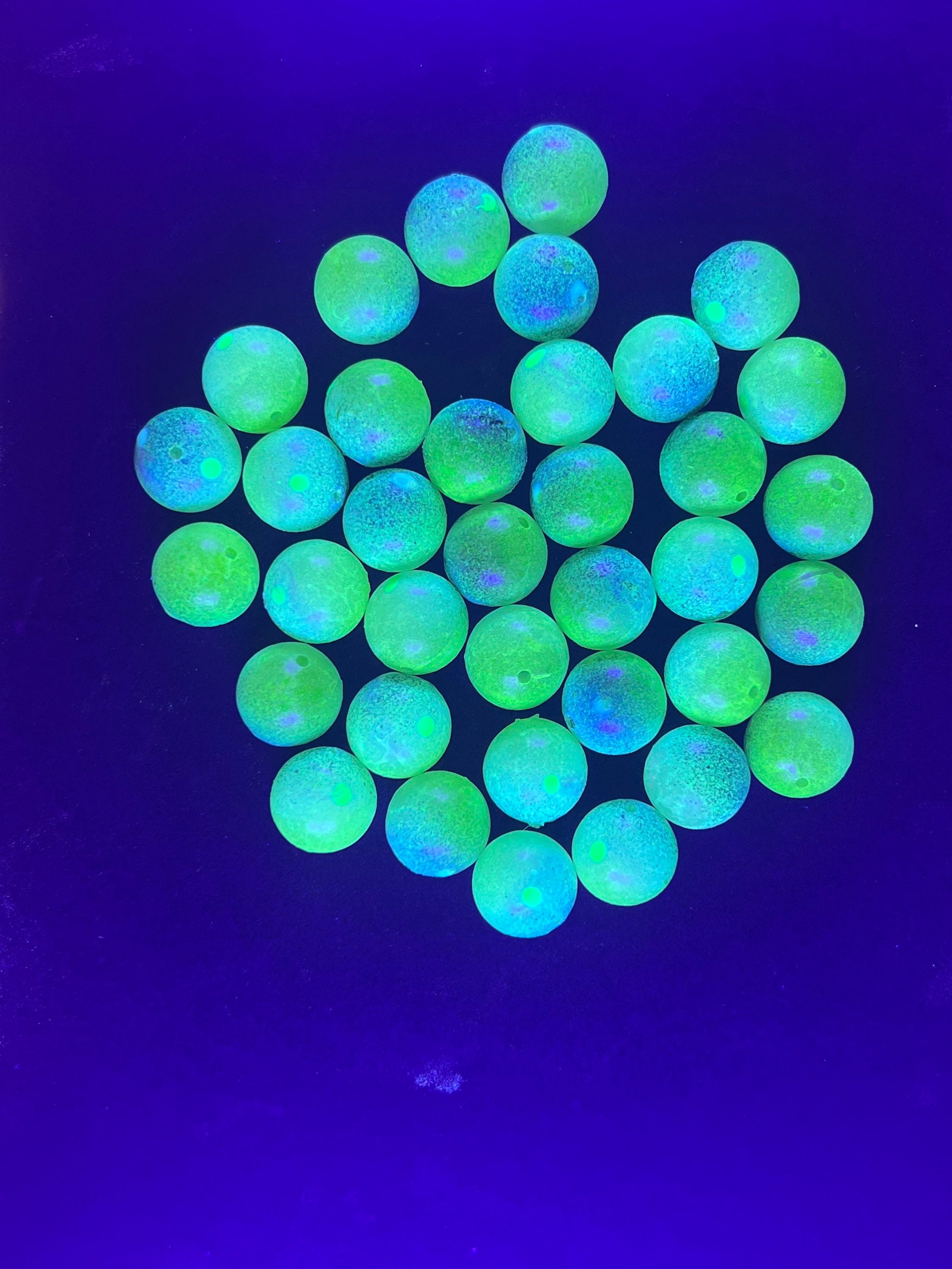 14mm UV glow plastic beads in bright green, blue UV-lit sparkle effect.