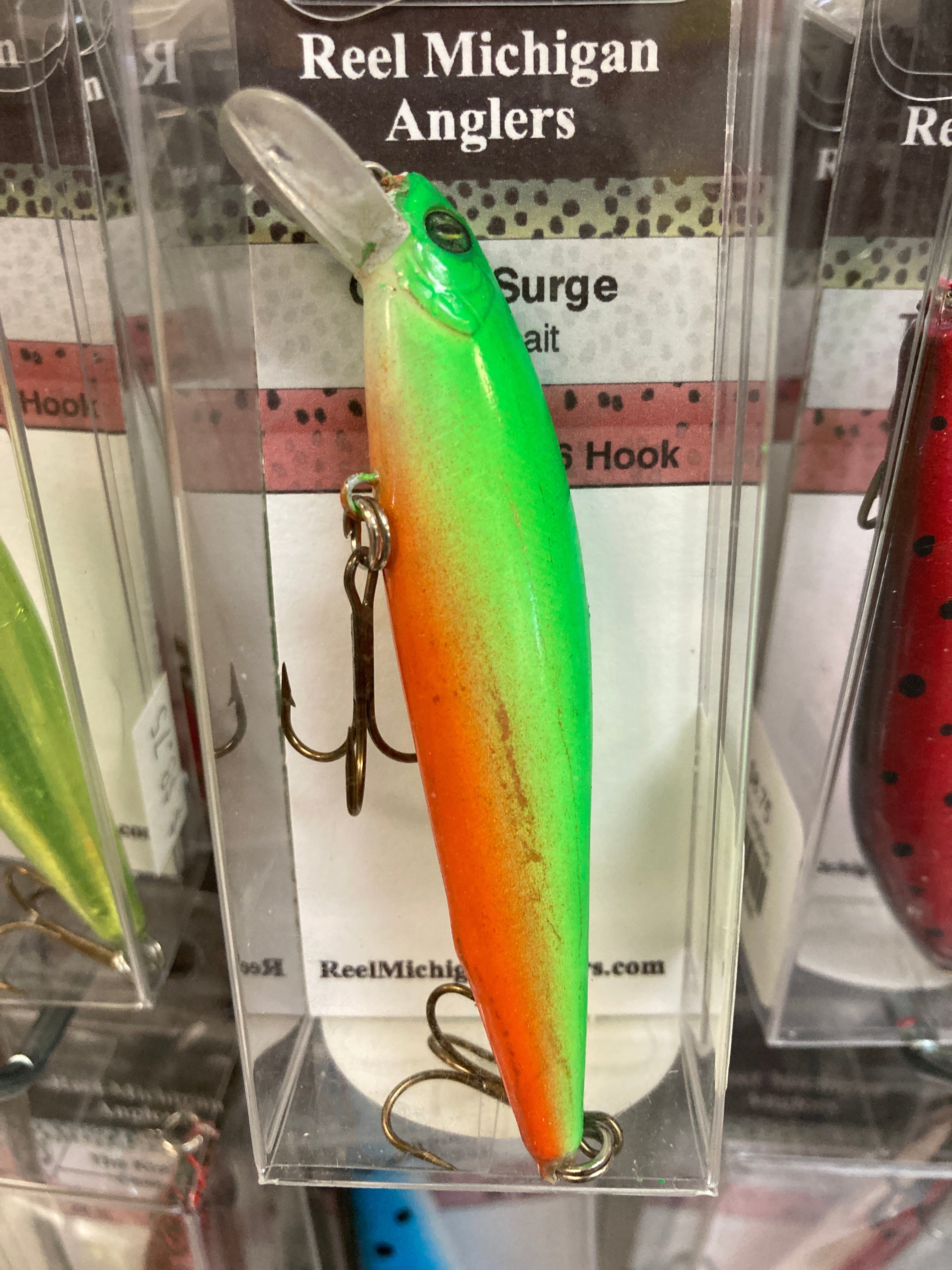 Fishing lure with green-to-orange gradient, treble hook and silver bill