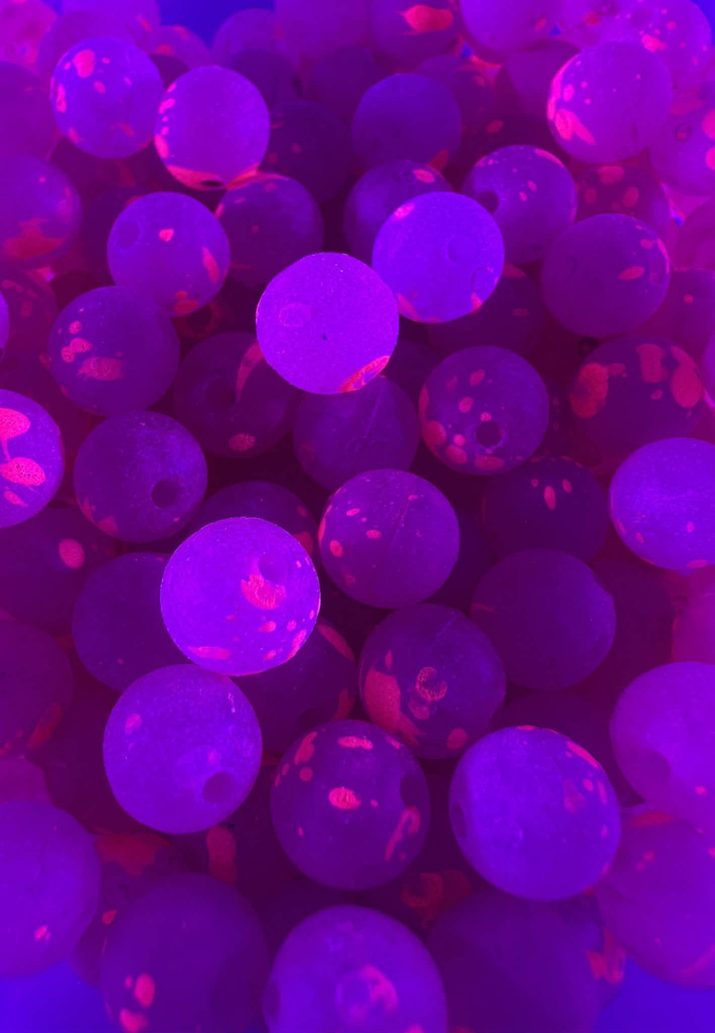 Teddy Berry UV glow plastic fishing beads—glowing purple-pink round beads