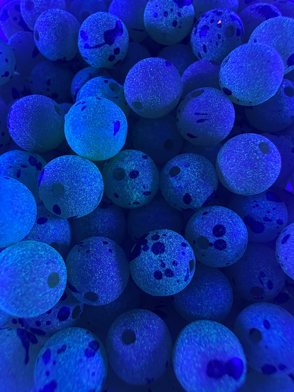 UV-glow fishing beads in blue with black spotted face design