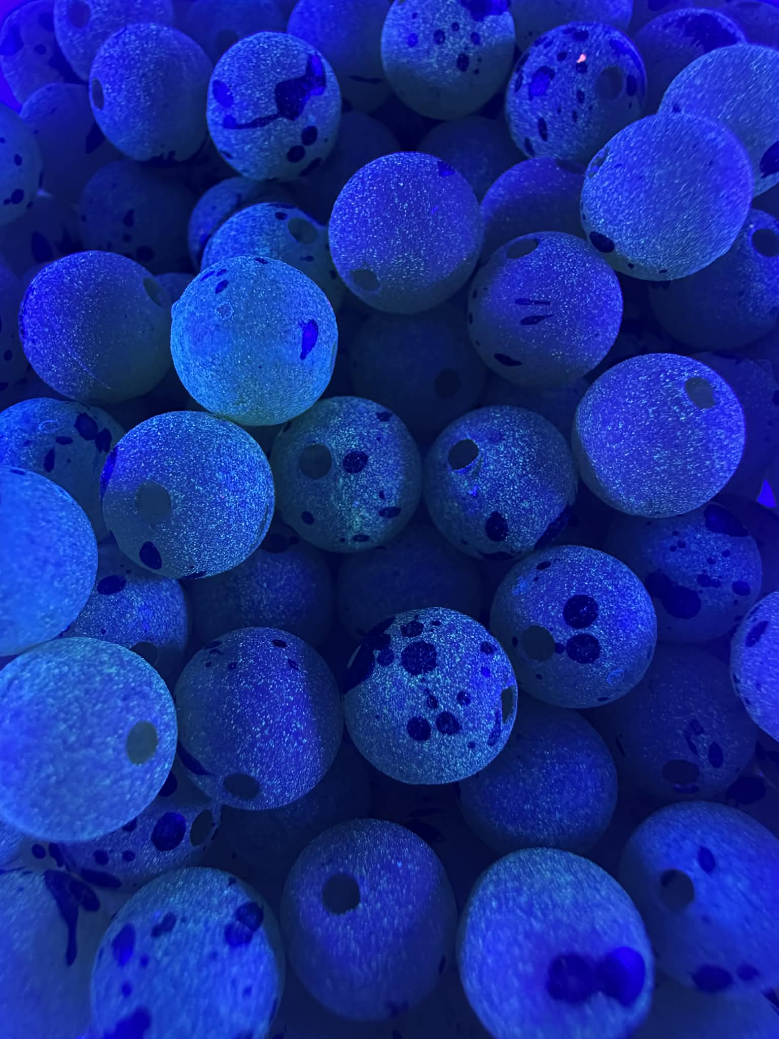 UV-glow fishing beads in blue with black spotted face design