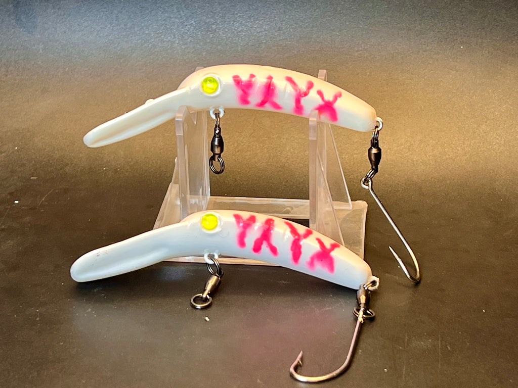 White fishing lure plugs with pink markings, treble hooks and front diving lip