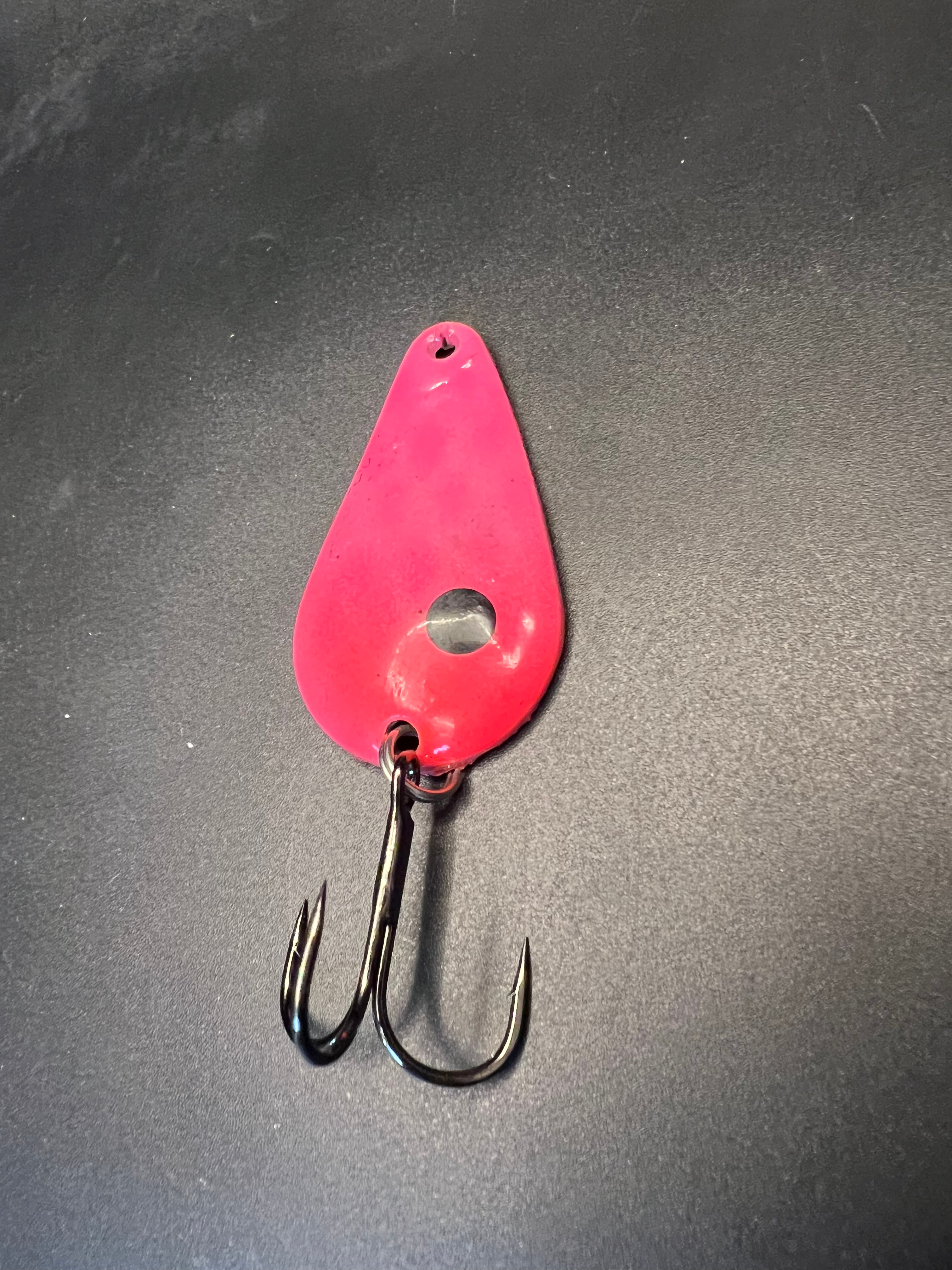 Super Glow TJ Bobbler pink mit Öse und zwei Drillingen