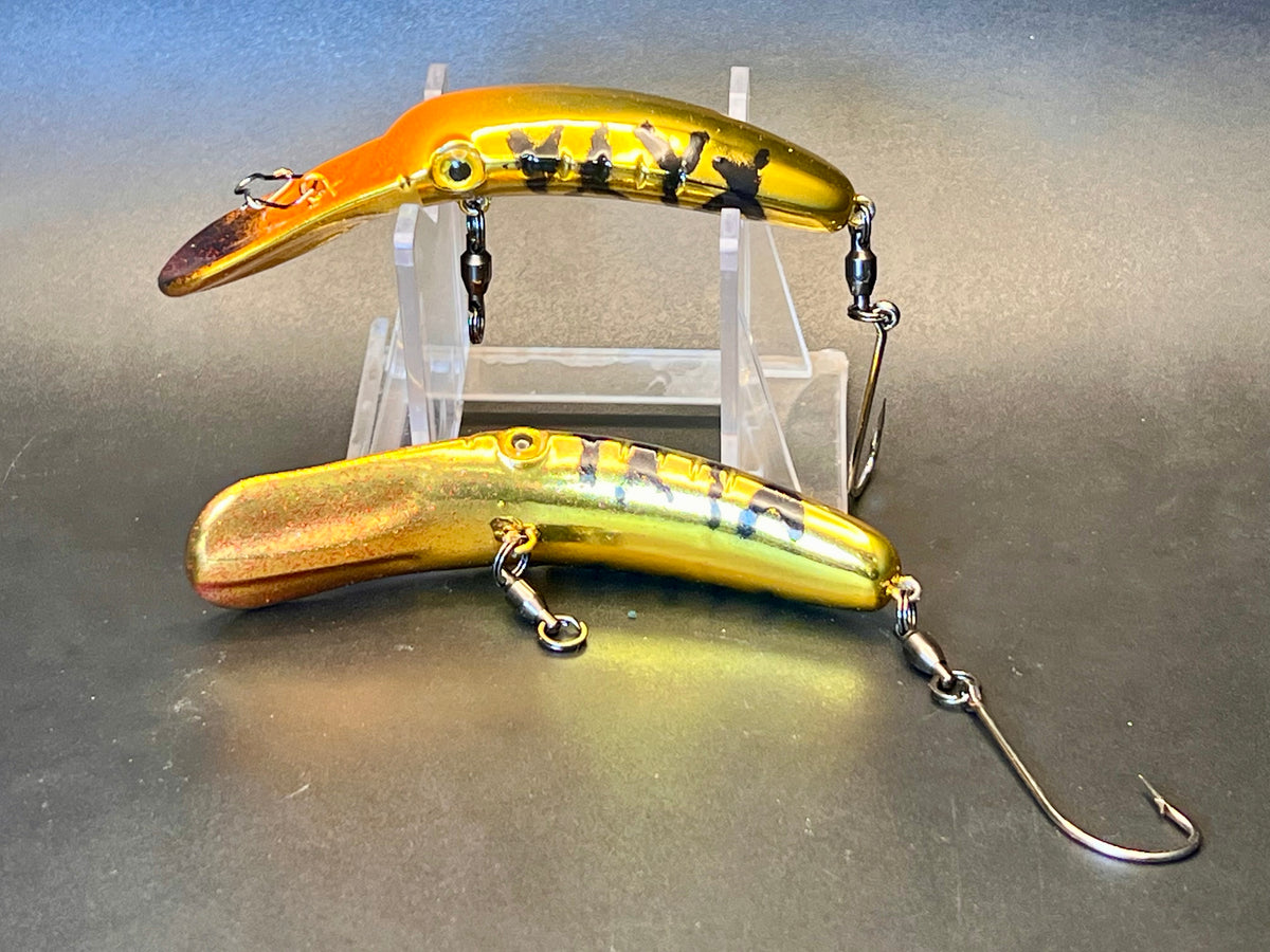 Gold/yellow fishing lure plug set with built-in hook, metallic finish