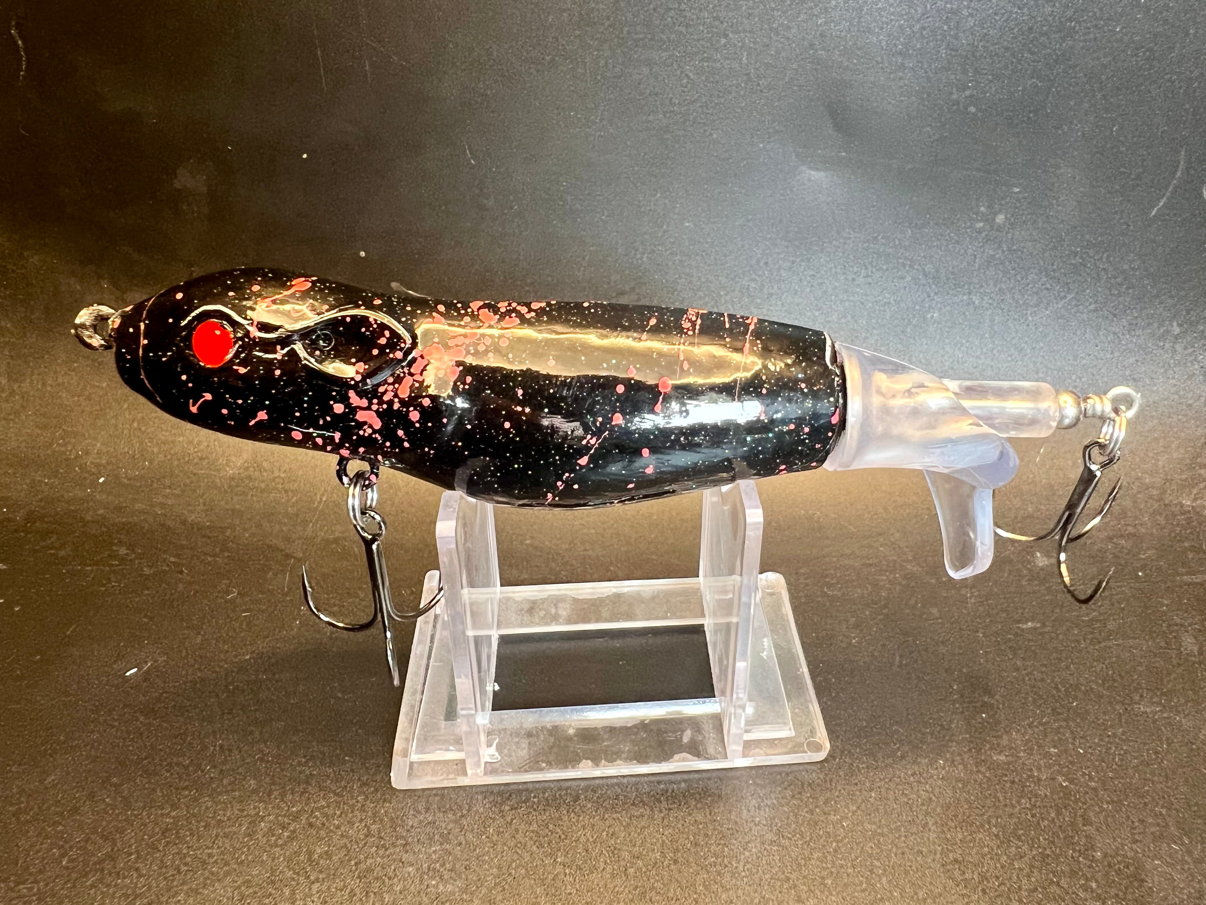 130mm black-pink fishing lure with red eye, clear lip, 3 hooks