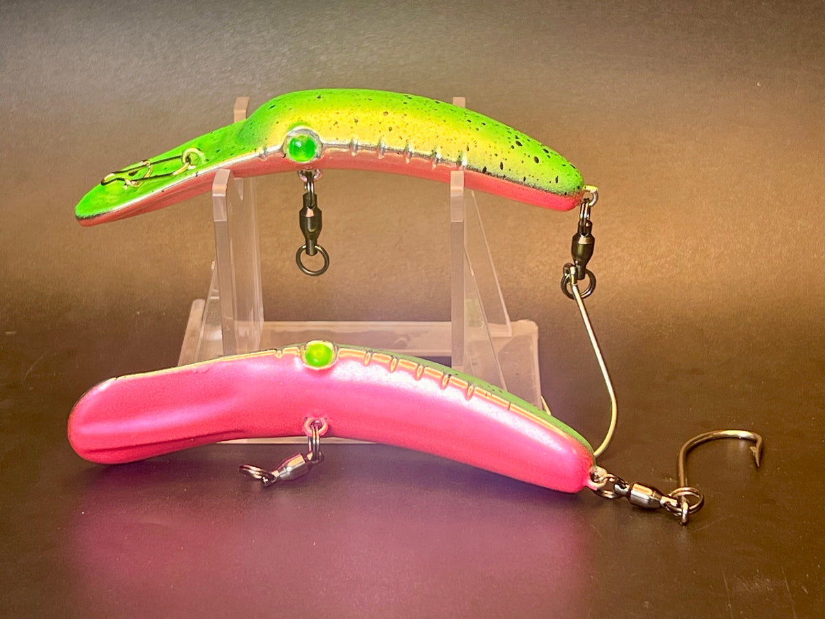 Crankbait lure with lime-green top and pink body on clear stand,single siwash hook
