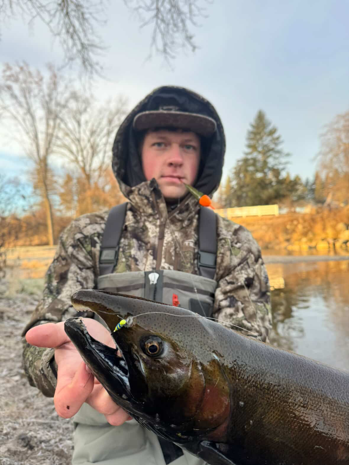 Angel-Float mit orange Spitze am Vorfach, gefangener Fisch in der Hand