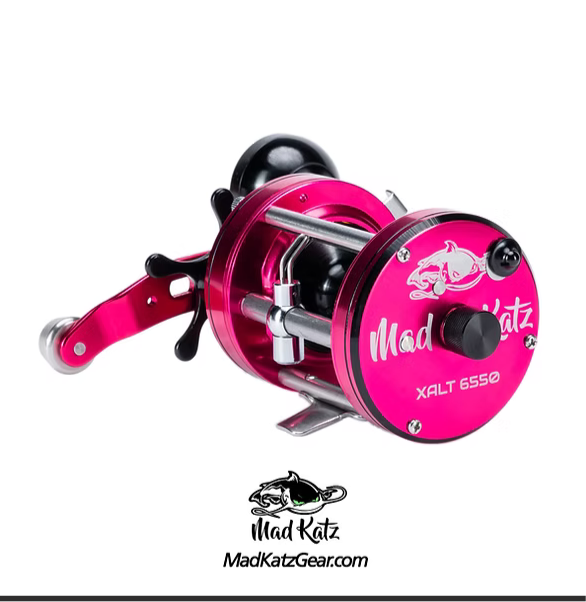 Baitcasting fishing reel with pink spool and black handle