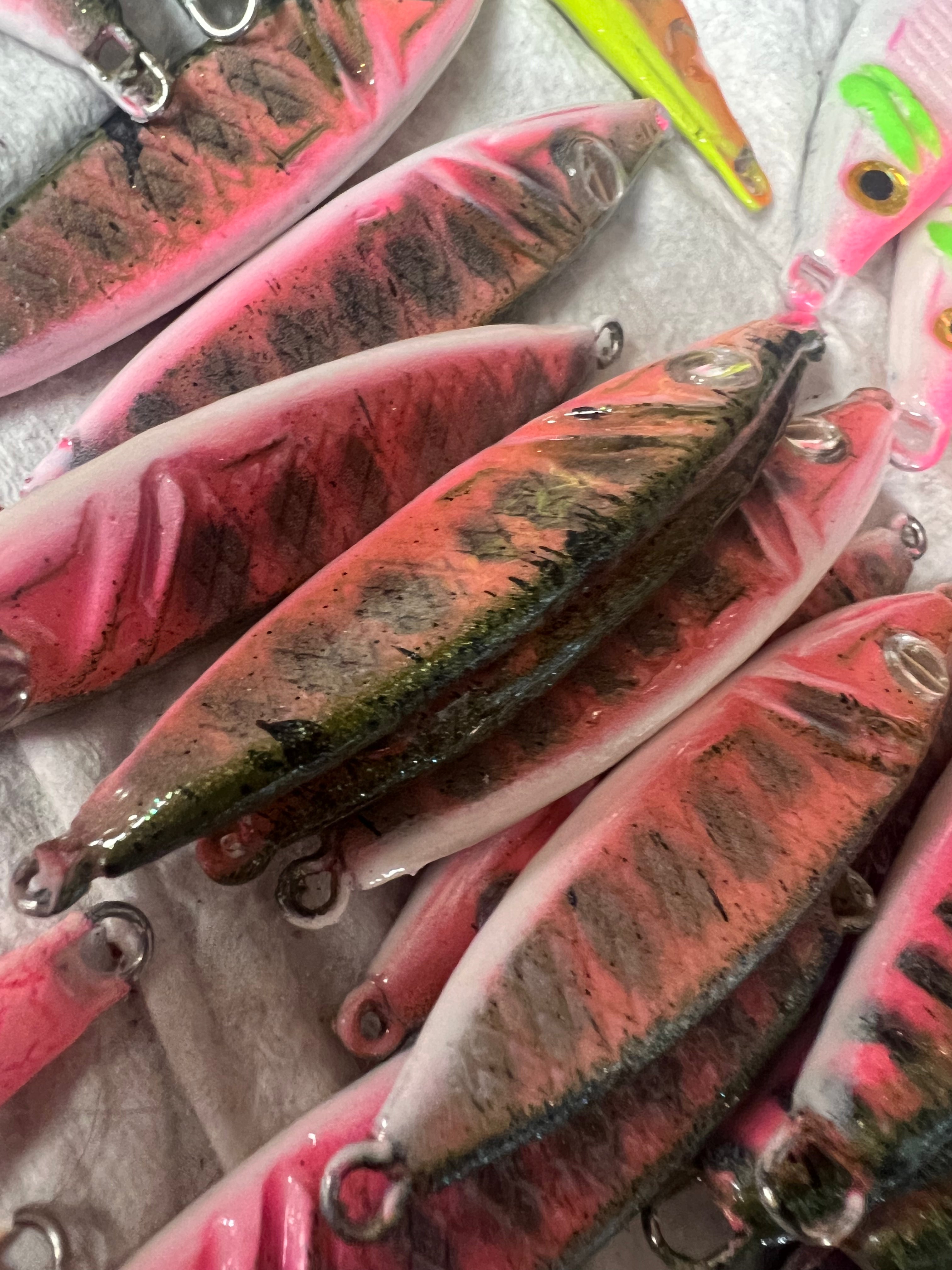 UV glow jigging spoon, pink body with green pattern, treble hooks