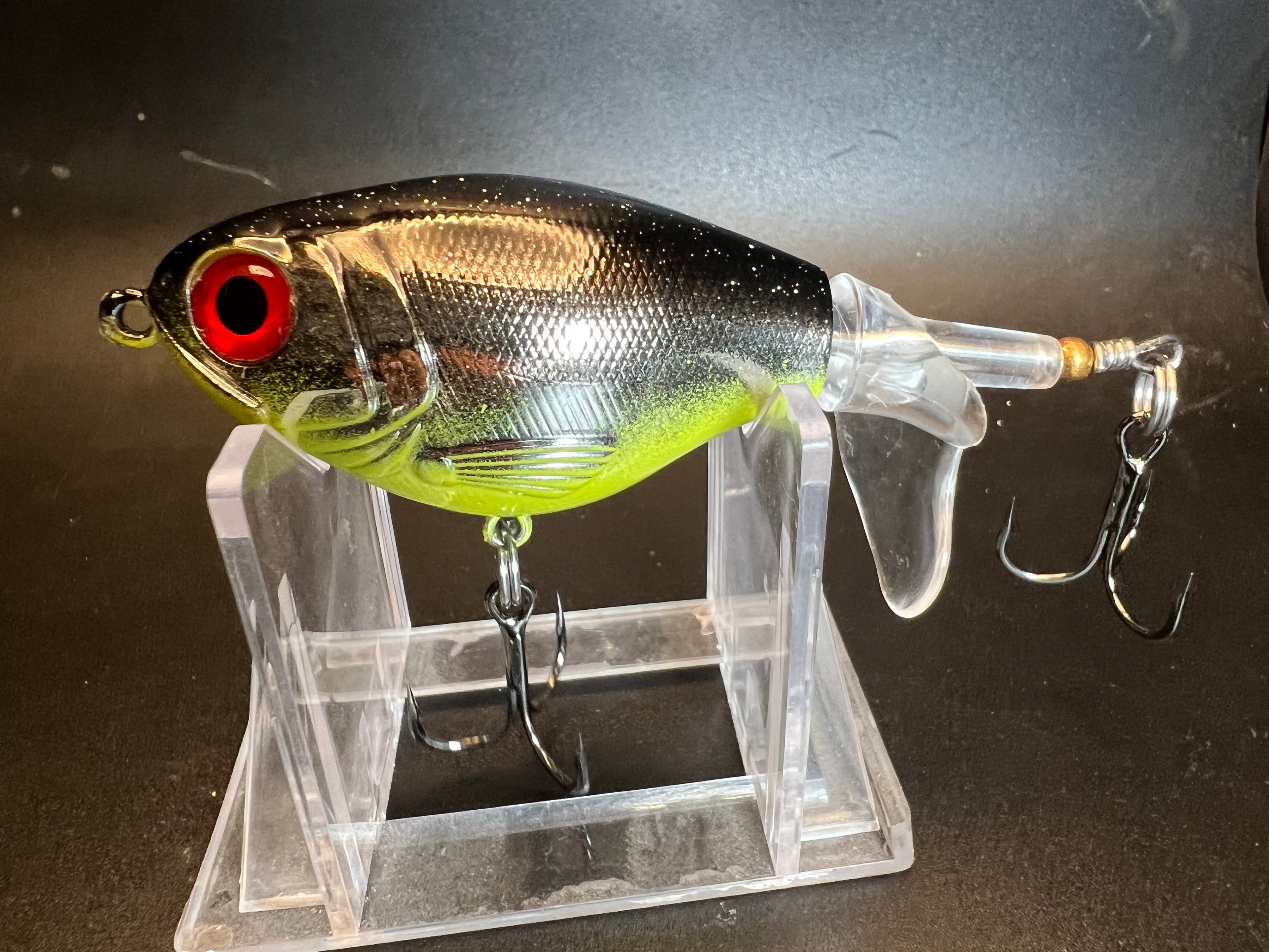 75mm fishing lure with red eye, silver-gold body and 3 strong treble hooks