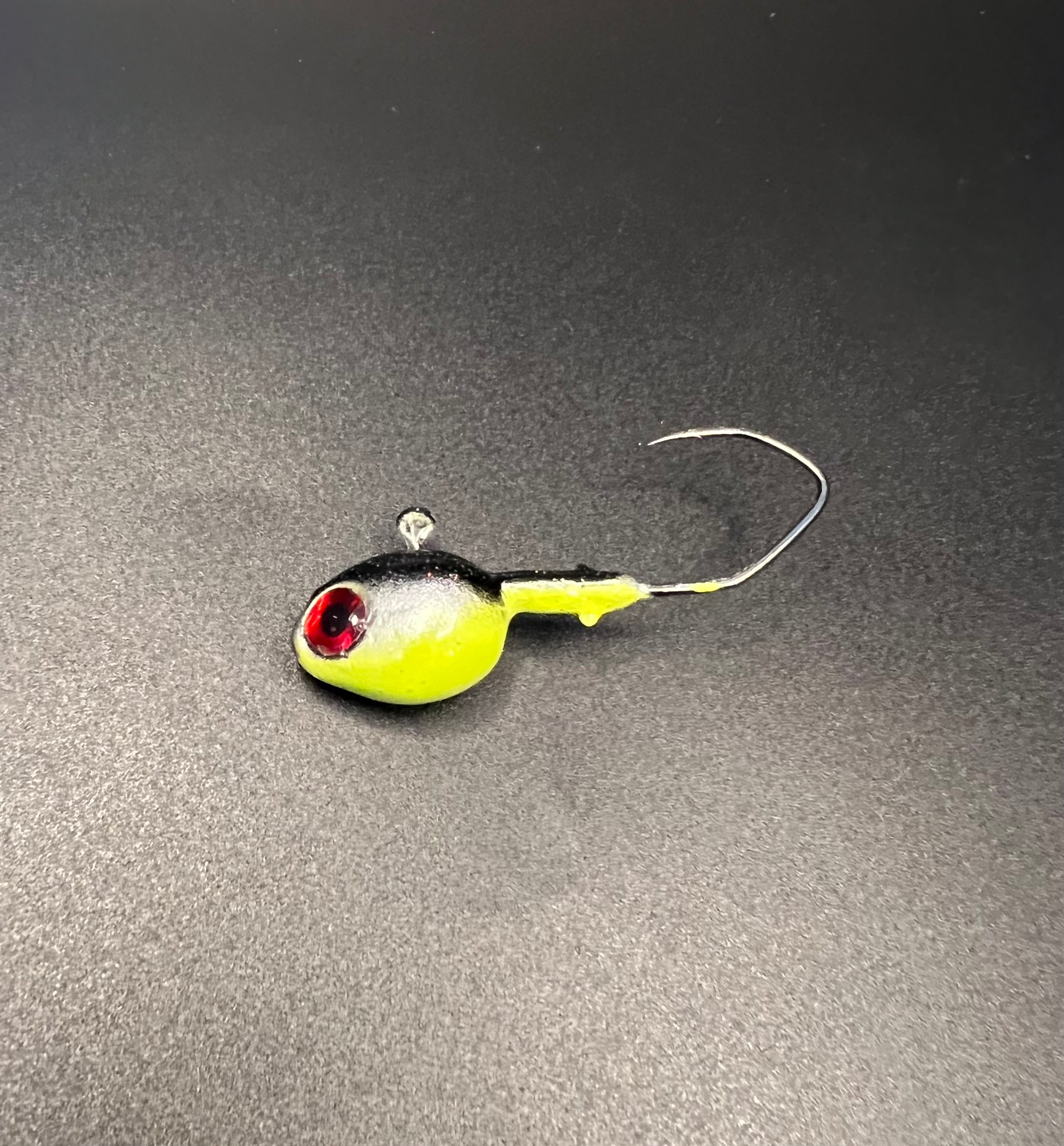 Steelie Dan Walleye-Jig: gelb, schwarzer Kopf, rotes Auge, Haken sichtbar