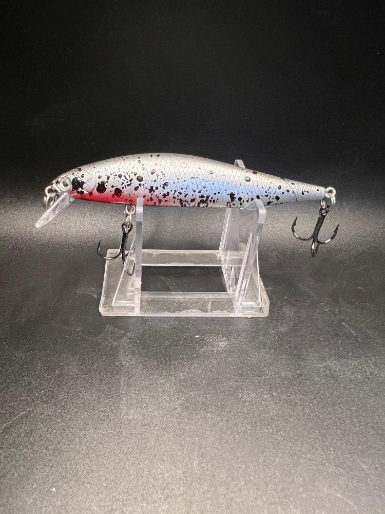 Splatter Shad Jerkbait, weiß-blau mit roten Bauchstreifen und schwarzen Sprenkeln, 3x Haken