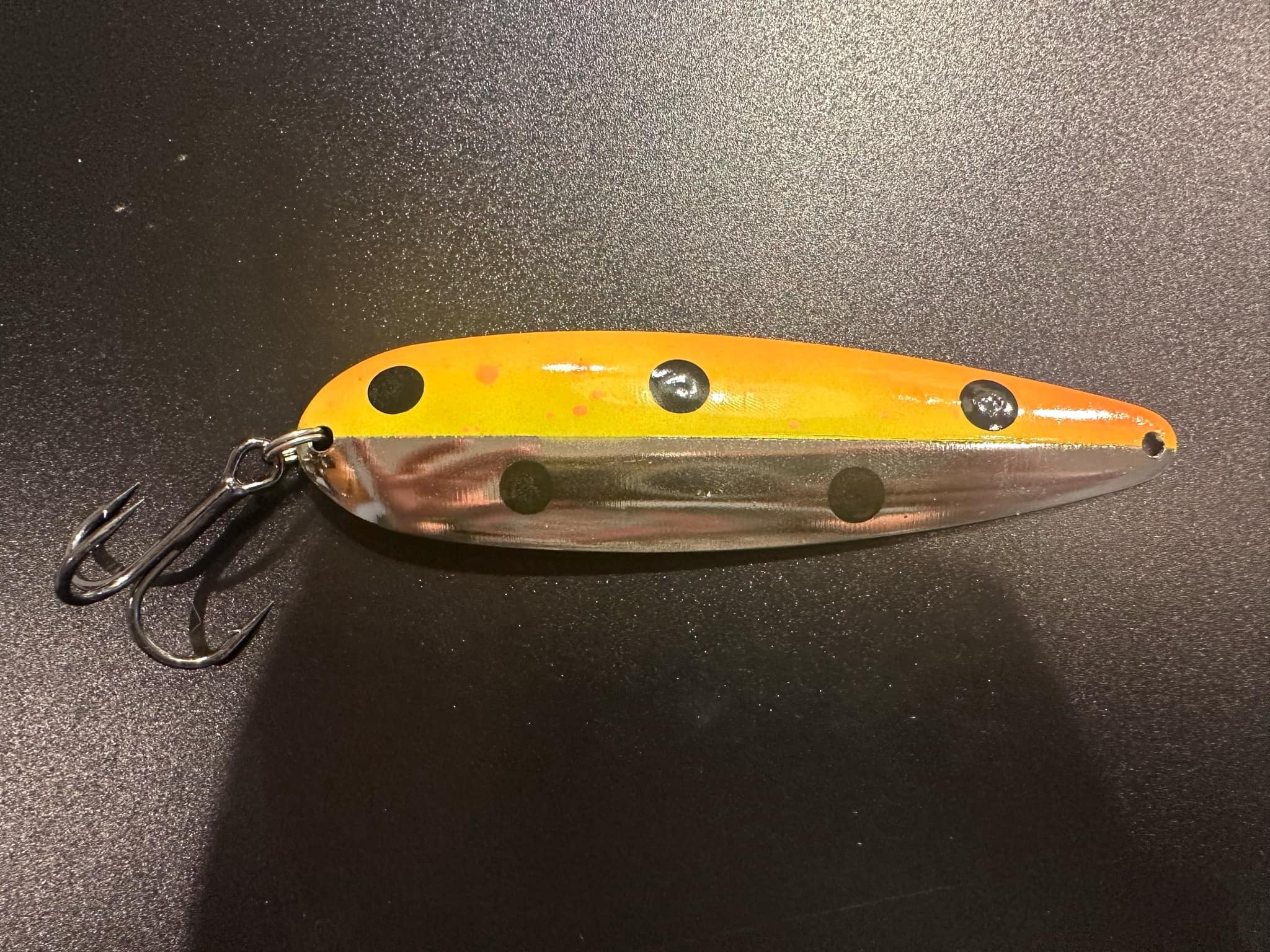 Mars Trolling Spoon gelb-orange mit schwarzen Punkten und zwei Haken