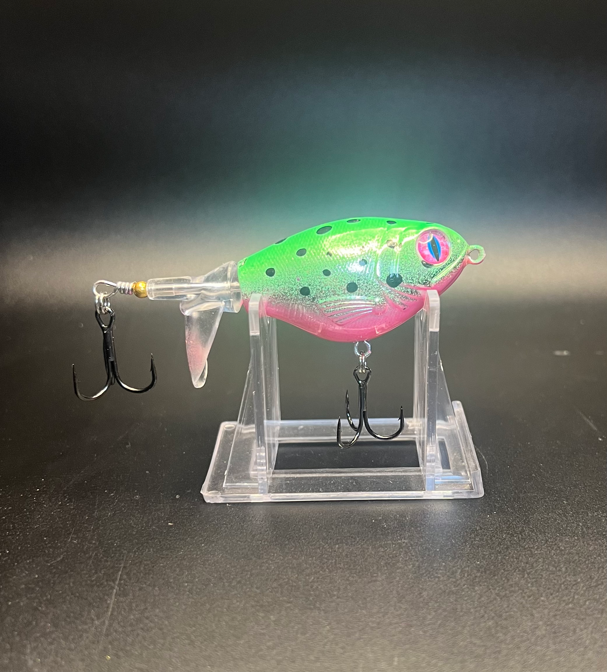 Troutermellon Flopper Plopper 75 mm grün-rosa Köder mit 3 starken Haken auf Ständer