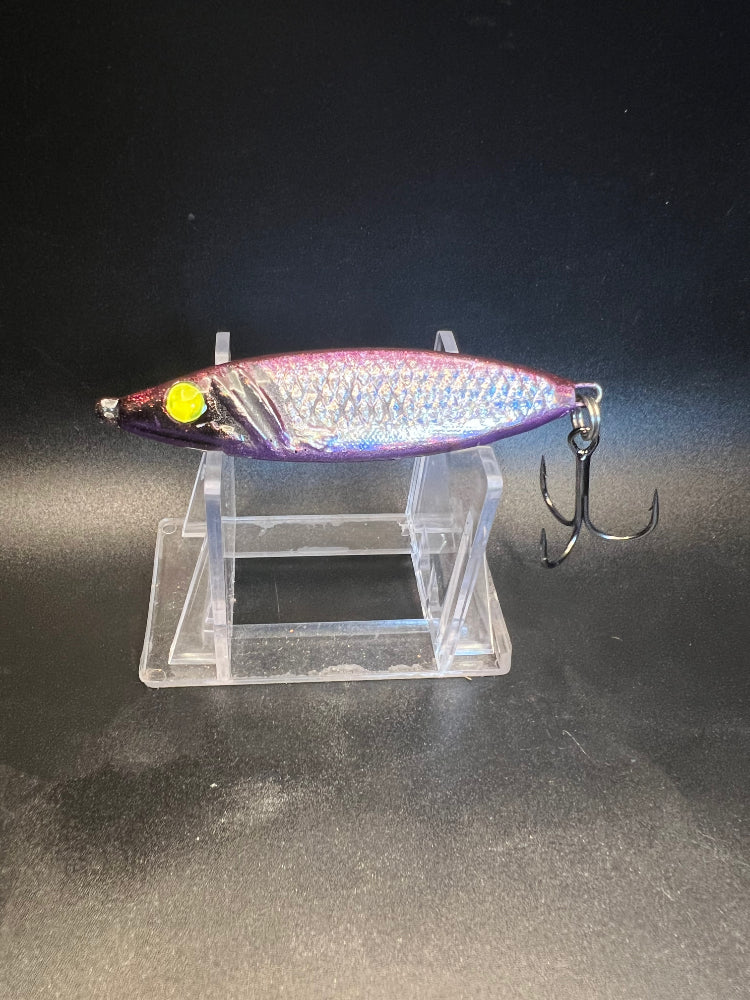 Schillernder UV-Salmon-Köder, lila-silber mit gelbem Auge und Drillingshaken