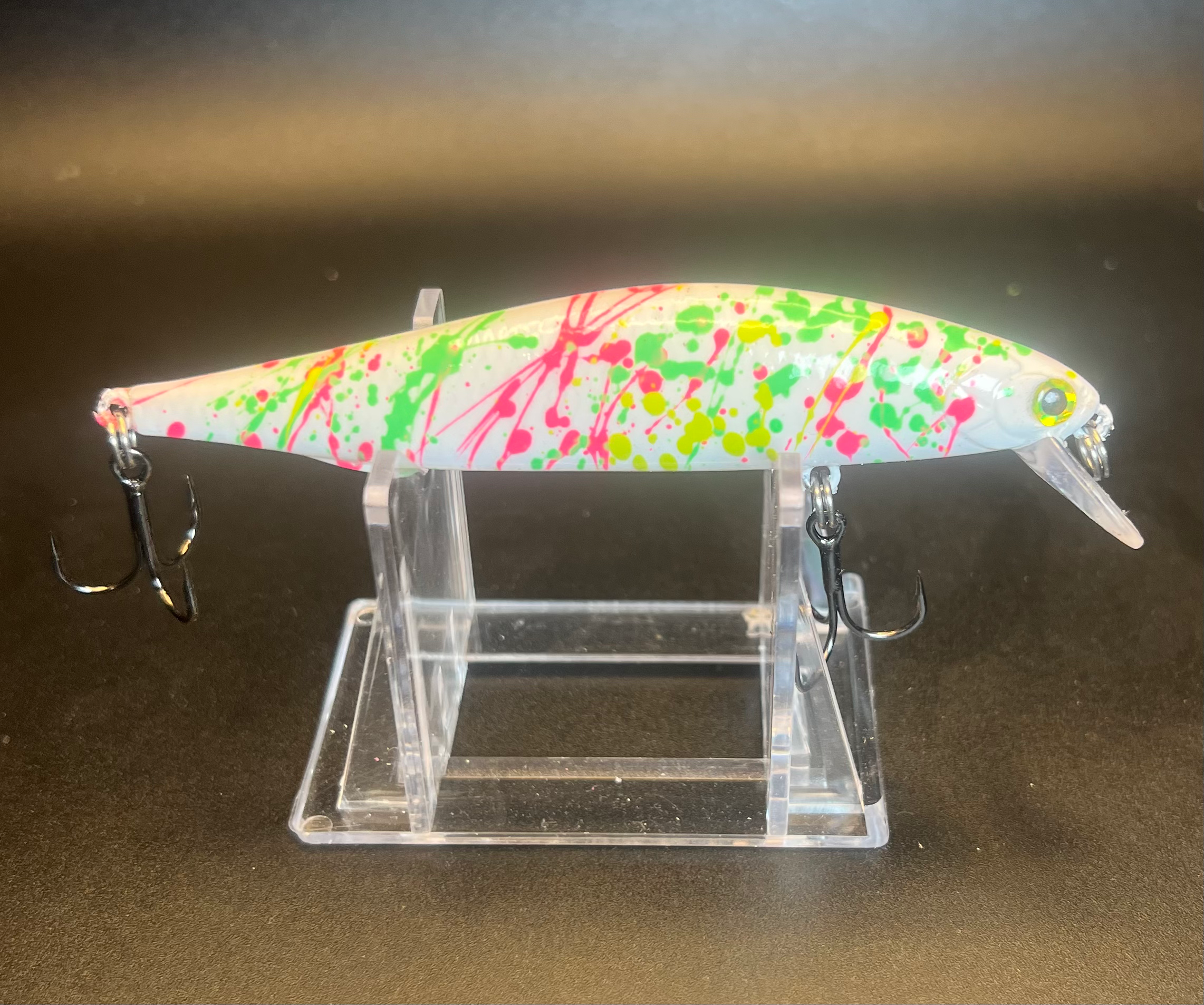 Colorful speckled jerkbait with lip and 3X treble hooks