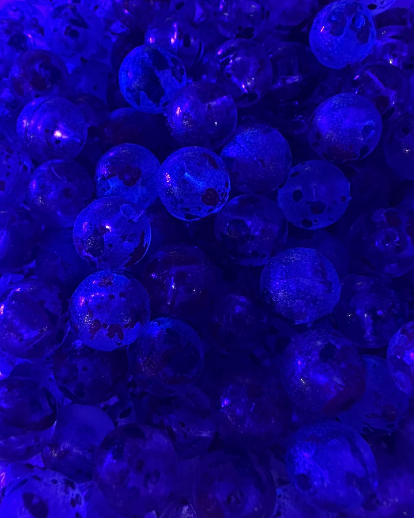 UV-glow plastic fishing beads, deep blue glow