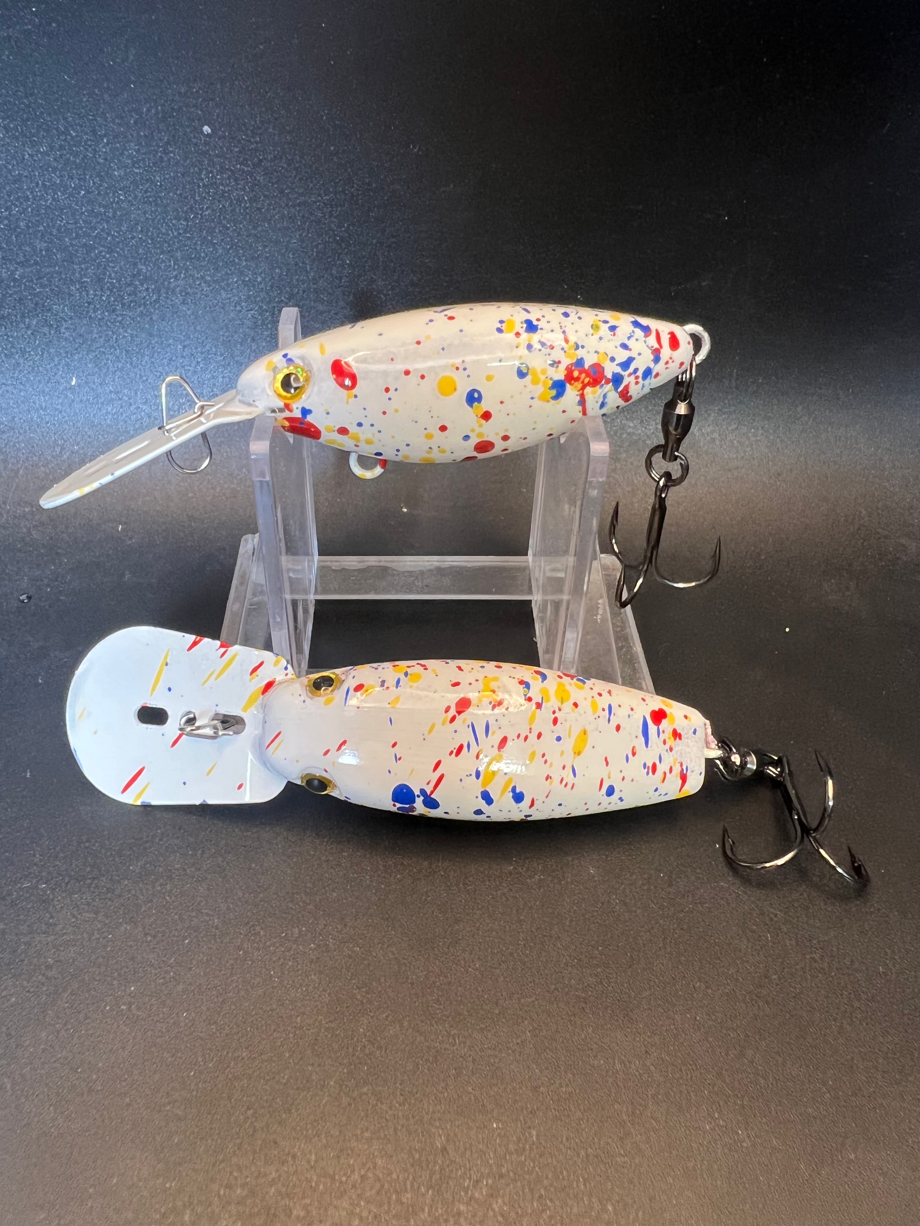 UV trolling plug in white with multicolor speckles and treble hooks